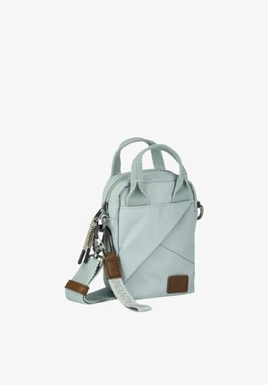 Lille lys grå skuldertaske med to håndtag, frontlomme, justerbar rem og sølvfarvet hardware inklusive en karabinkrog.