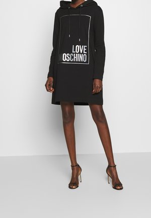 Robe à capuche noire avec impression métallique "LOVE MOSCHINO", manches longues, et coupe décontractée. Le matériau semble lisse avec une texture douce.