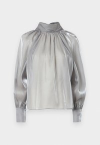 Blusa argento con colletto alto, scollatura arricciata e maniche lunghe a sbuffo. Tessuto liscio e lucido con una texture leggera e morbida.