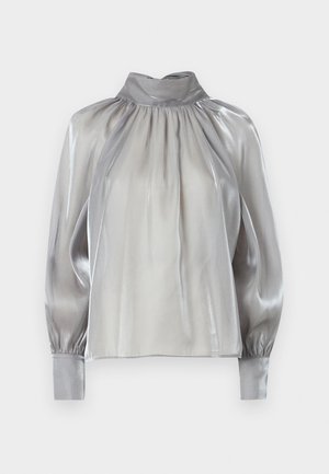 Blusa argento con colletto alto, scollatura arricciata e maniche lunghe a sbuffo. Tessuto liscio e lucido con una texture leggera e morbida.