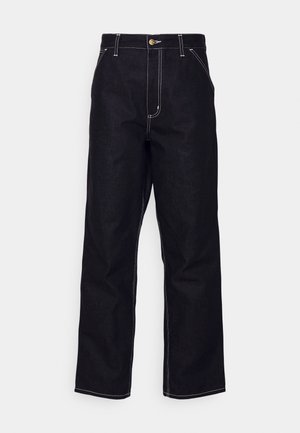 Melni denim džinsi ar taisnu kāju dizainu, kontrastējošām baltām šuvēm, pogu aizdari un diviem priekšējiem kabatām.