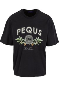 Zwarte katoenen t-shirt met witte geborduurde tekst "PEQUS," versierd met een cirkelontwerp en accenten van groene olijftakken. Korte mouwen, relaxed fit.