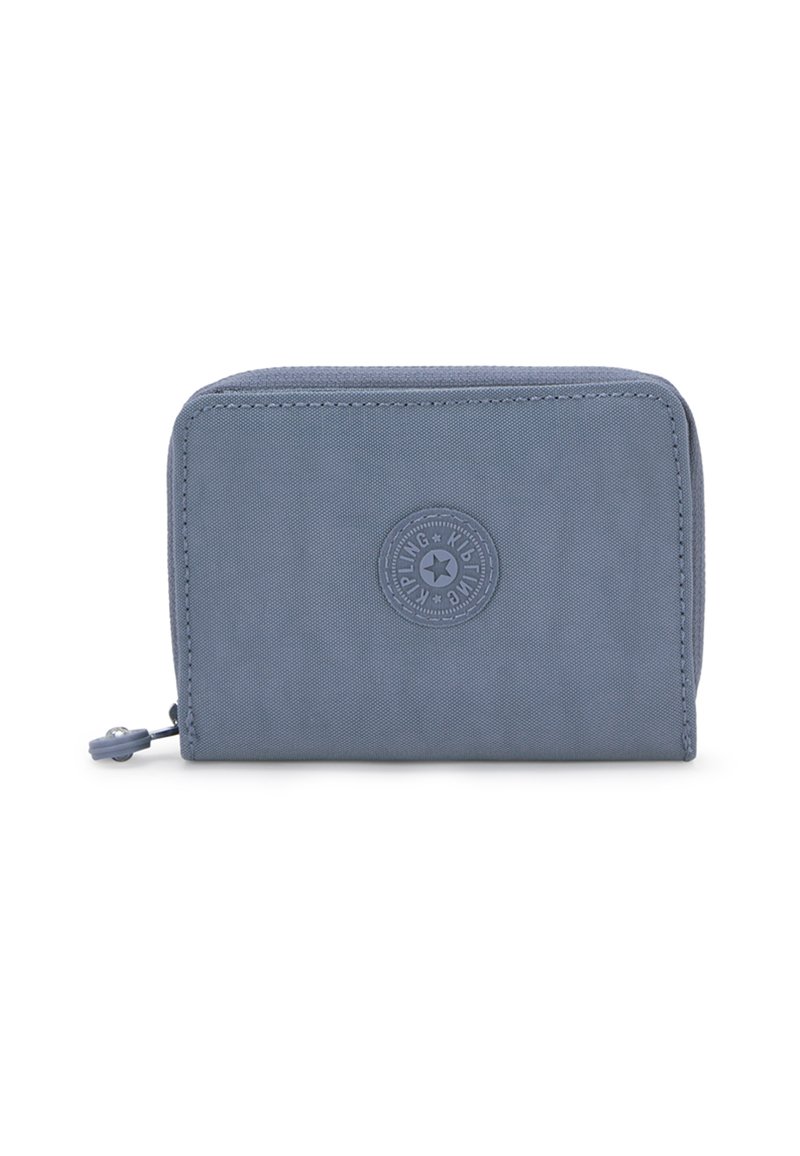 Modrá látková peněženka zaobleného obdélníkového tvaru, se strukturovaným povrchem, zipovým uzávěrem a kulatým logem na přední straně.