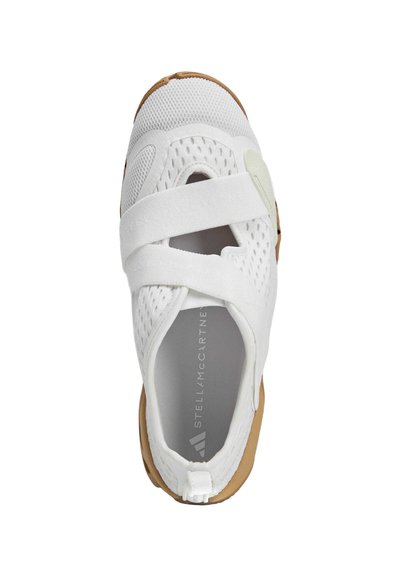 Witte sportschoen met ademend mesh bovenwerk, ontwerp met kruislings banden en rubberen zool. Opvallend logo en gestructureerde accenten aan de zijkanten.