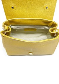 Gul läderhandväska med en texturerad yta. Inuti finns en dragkedjeficka och ett mjukt foder. Tryckknappslås och silverfärgade detaljer.