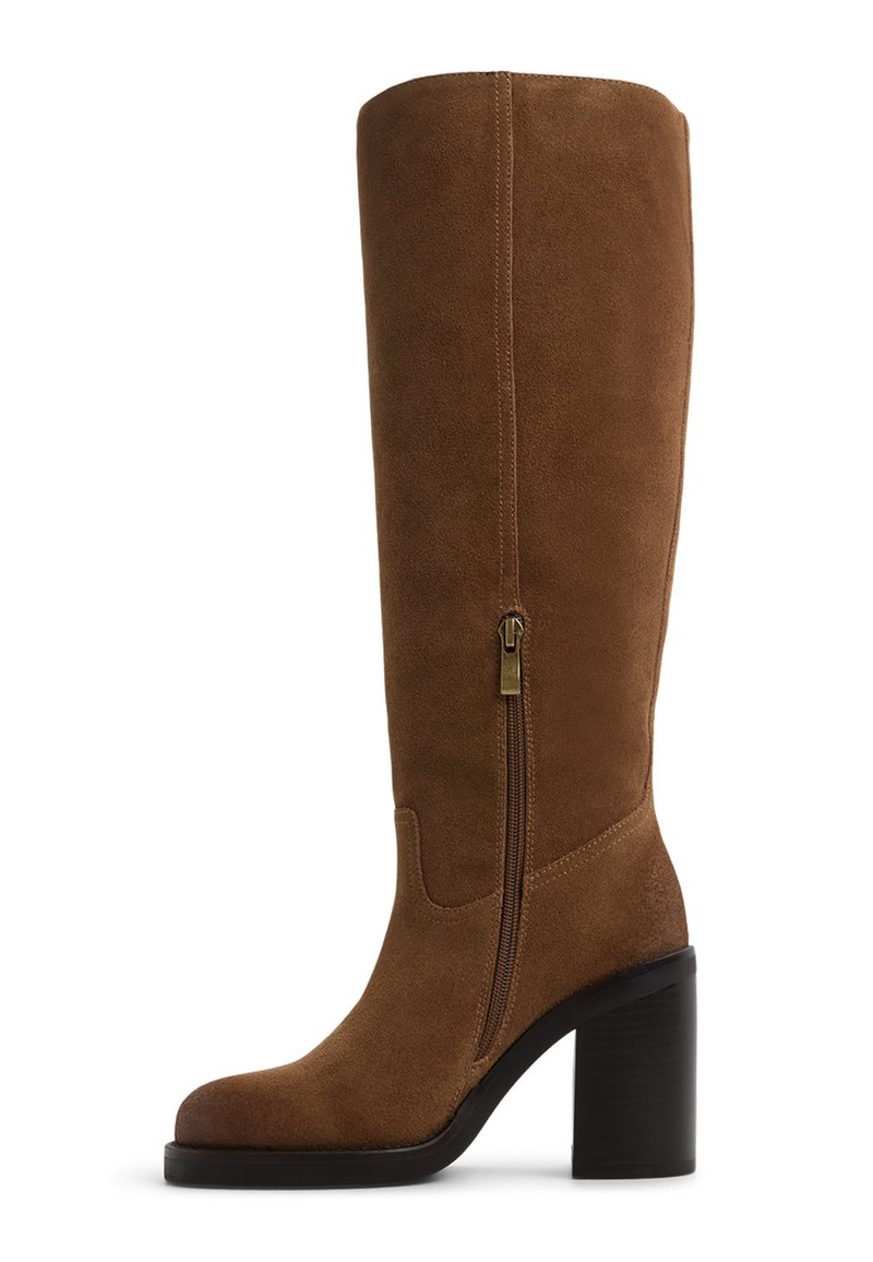 Stivale alto in suede marrone con punta tonda, zip laterale e tacco spesso. Texture liscia con un design semplice e accenti minimi.