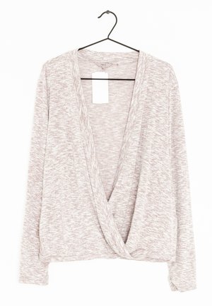 Jasnoszary, dzianinowy kardigan z długim rękawem i otwartym przodem, z ozdobnym skrętem u dołu, wiszący na czarnym wieszaku z białą metką.