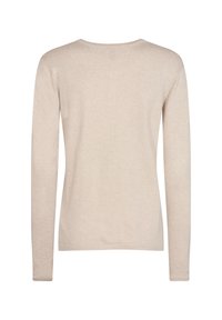 Beżowy sweter z długim rękawem, okrągłym dekoltem, miękką fakturą oraz prążkowanymi detalami przy kołnierzu i mankietach, pokazany od tyłu.