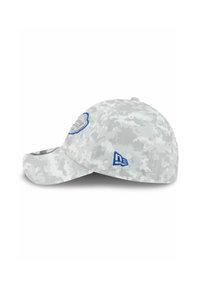 Grau camouflierter Hut mit einem gebogenen Schild, ausgestattet mit einem blauen gestickten Logo und Akzenten. Hergestellt aus textilem Material, anpassbares Design.