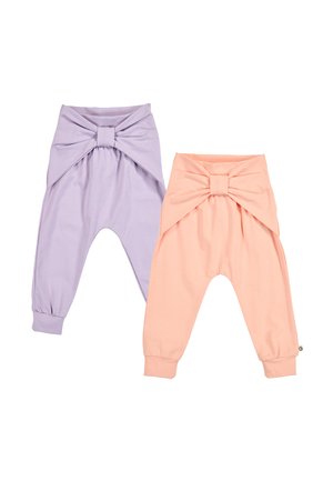 Deux pantalons pour bébé, l'un violet clair et l'autre pêche, chacun avec un grand nœud décoratif à la taille et des chevilles retroussées.