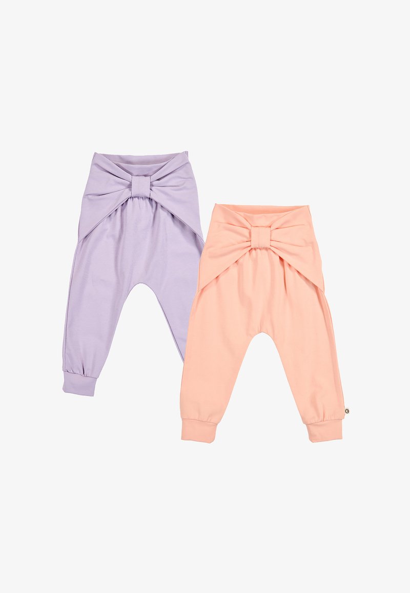 Deux pantalons pour bébé, l'un violet clair et l'autre pêche, chacun avec un grand nœud décoratif à la taille et des chevilles retroussées.