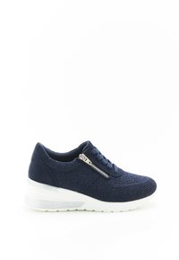 Sneaker blu navy con tomaia in rete testurizzata, con lacci frontali e zip laterale. Presenta una suola in gomma bianca con una leggera elevazione del tacco.