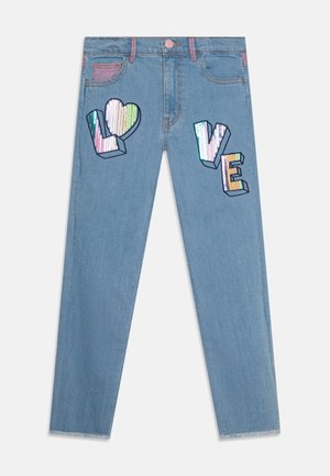 Lyseblå jeans med flerfarvede palietter, der danner ordet "LOVE", inklusive et hjerteformet motiv på venstre lår og stiliserede bogstaver på begge ben.