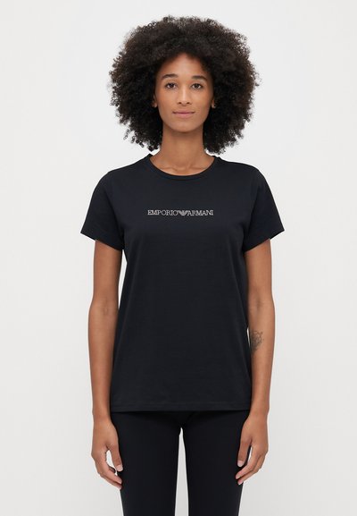 Zwarte katoenen t-shirt met korte mouwen, ronde halslijn en een wit geborduurd "Emporio Armani" logo over de borst.