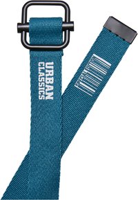 Tyrkysový tkaný opasok s čiernou kovovou sponou. Na remeni sú potlačené nápisy "URBAN CLASSICS" a "SPECIAL EDITION" v bielej farbe.