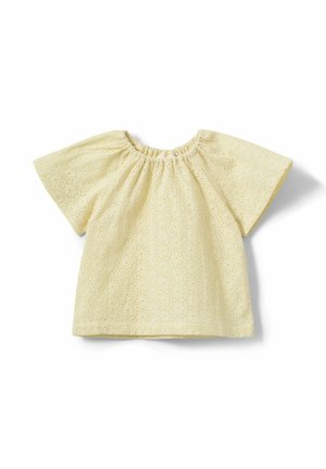 Roomgele korte mouwen blouse met elastische ronde halslijn en opengewerkt bloemenborduurpatroon op de stof.