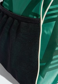 Zöld és fekete hátizsák, texturált hálós zsebbel, elegáns kialakítással és kontrasztos grafikai mintákkal sima anyagon.