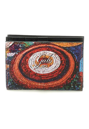 Portafoglio con motivo a mosaico in tonalità rosse, arancioni e blu con la parola "Gabs" al centro.
