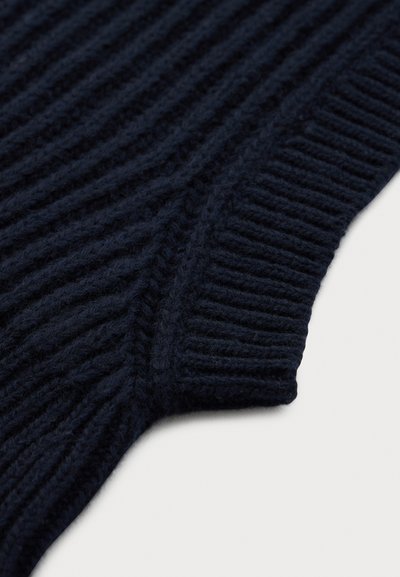 Tecido de malha canelada em azul marinho escuro com padrões verticais e diagonais texturizados, apresentado sobre uma superfície plana.