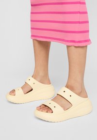 Crocs CRUSH UNISEX - Ciabattine con tacco - buttercream