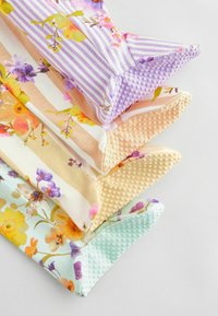 Penkių audinių pagalvių užvalkalų rinkinys, puošnus gėlių raštais, juostelėmis ir tekstūrinėmis detalėmis pasteliniuose levandų, persikų, kreminės ir mėtos spalvose.