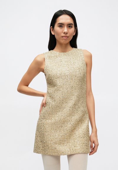 Knielange, mouwloze jurk van goudkleurige, gestructureerde stof met een subtiel patroon. Rechte silhouet, ronde halslijn en een onafgewerkte zoom.