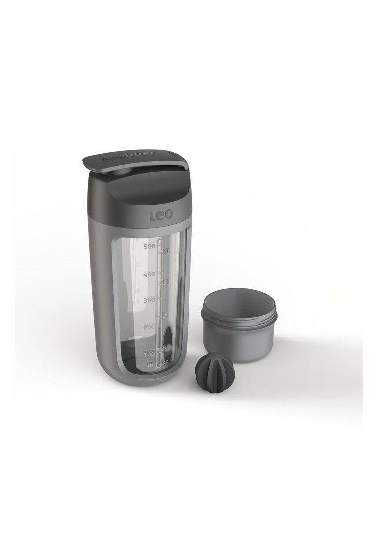 Contenitore di misurazione trasparente con coperchio grigio, contrassegnato con linee di misurazione, accompagnato da un cappuccio grigio separato e da un attacco per spremitura.
