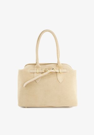 Beige Wildlederhandtasche mit zwei Griffen, goldfarbenem Schnallendetail und einer geschwungenen oberen Kante, von vorne auf weißem Hintergrund gezeigt.