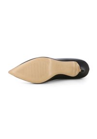 Scarpa nera con tacco alto, punta affusolata e tomaia in pelle liscia. La suola è beige e presenta linee di presa texturizzate per una migliore aderenza.