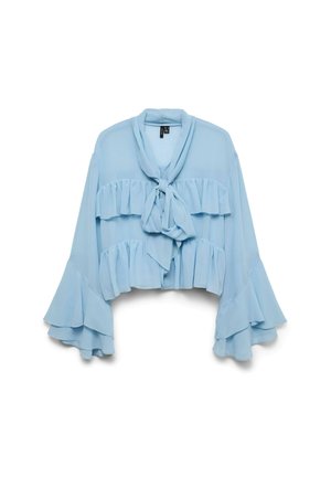 Blusa corta de color azul claro, hecha de una tela suave, con capas con volantes, cierre en la parte frontal con lazo y mangas acampanadas.