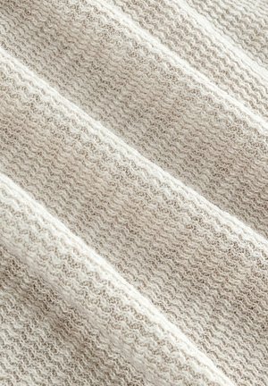 Struktura bežnega blaga z valovitim vzorcem, ki se ponaša z mehkobo in pletenim videzom. Material je lahek in ima rahel sijaj.