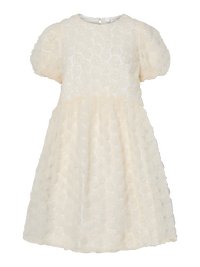 Κρέμα φόρεμα με λουλούδια και φουσκωτά μανίκια, φτιαγμένο από υφασμά που έχει υφή και διαθέτει επιθέματα ροζ τριαντάφυλλων σε στρώσεις. Κλείσιμο με φερμουάρ στο πίσω μέρος. Α γραμμή σιλουέτα.