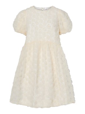 Kermanen kukallinen mekko puffa-hihoilla, valmistettu tekstuurikankaasta, jossa on kerroksellisia ruusukoristeita. Takana vetoketju. A-linjainen siluetti.