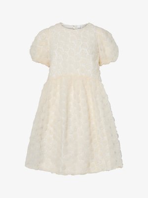 Kermanen kukallinen mekko puffa-hihoilla, valmistettu tekstuurikankaasta, jossa on kerroksellisia ruusukoristeita. Takana vetoketju. A-linjainen siluetti.