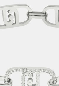 Bracciale in argento con maglie intrecciate, design inciso e strass scintillanti lungo la sezione centrale.