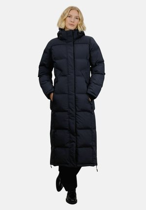 Lang pufferjakke i mørk marineblå, med quiltede seksjoner, høy krage og glidelåslommer. Mykt, isolert stoff for varme.
