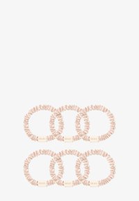 Viisi hiuslenkkiä, jotka on valmistettu pehmeästä, vaaleanpunaisesta satiinikankaasta. Ne sisältävät kerättyä tekstuuria, pyöreän muodon ja jokaisessa on pieni brändilapku.