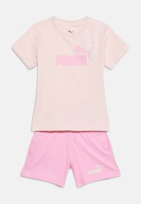 Ροζ ανοιχτόχρωμο κοντομάνικο t-shirt Puma με ροζ σορτς που ταιριάζουν, και τα δύο με το λογότυπο Puma σε αντίθετη απόχρωση.