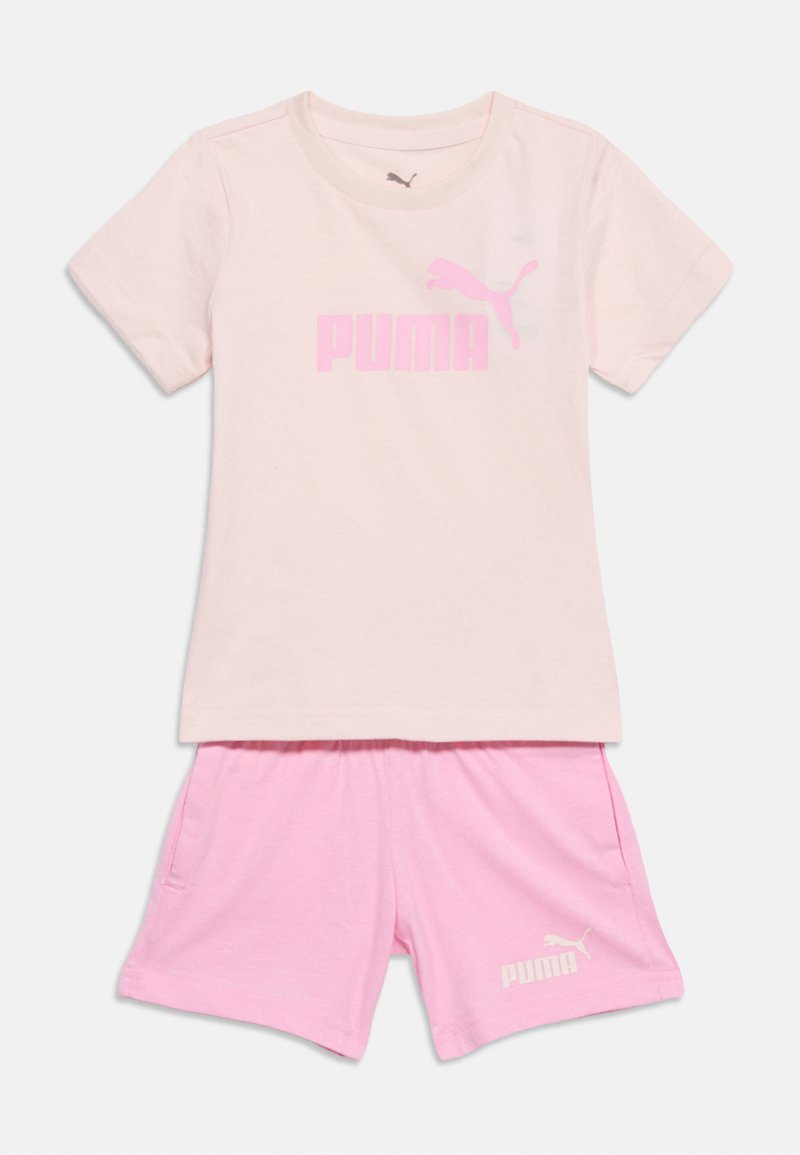 Ροζ ανοιχτόχρωμο κοντομάνικο t-shirt Puma με ροζ σορτς που ταιριάζουν, και τα δύο με το λογότυπο Puma σε αντίθετη απόχρωση.