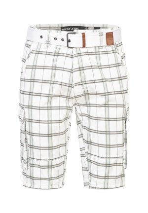 Pantalones cortos cargo blancos con un patrón de cuadros en verde y negro. Presenta un cinturón blanco con un acento marrón y bolsillos laterales. Fabricados con un tejido ligero.