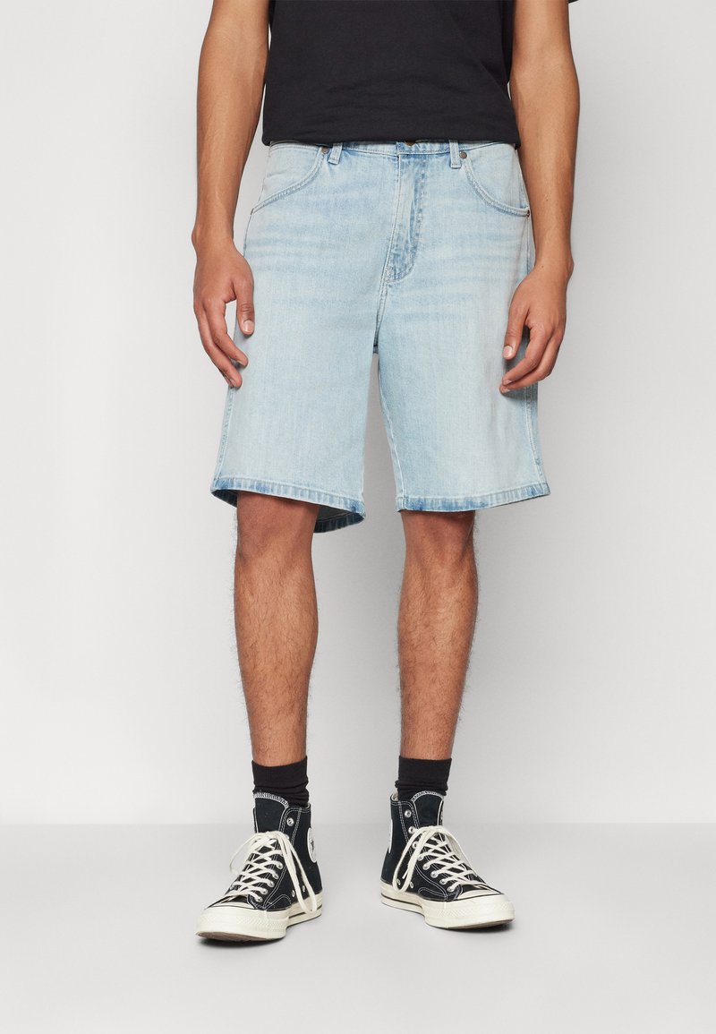 Wrangler FRONTIER - Kratke hlače iz džinsa - light-blue denim