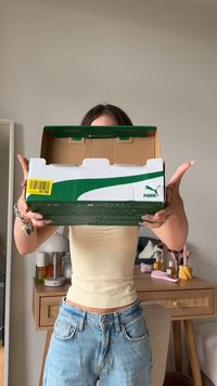 Puma kingakarpus roheline ja valge triibuline disain, millel on logo ja baarikood. Karp on avatud, paljastades lihtsa sisemise osa.