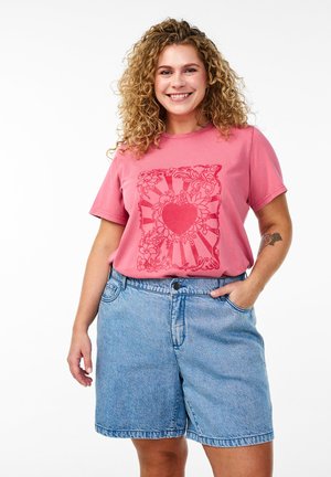 Zizzi LOCKER GESCHNITTENE MIT HOHER TAILLE - Denimové šortky - light blue denim