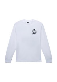 Biała koszulka z długim rękawem i okrągłym dekoltem, z czarnym, zniszczonym, stylizowanym logiem "S" po lewej stronie klatki piersiowej.