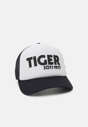 Casquette de baseball avec visière noire et arrière en maille, panneau avant blanc affichant un texte noir audacieux : « TIGER SÖT ! 1977 ».