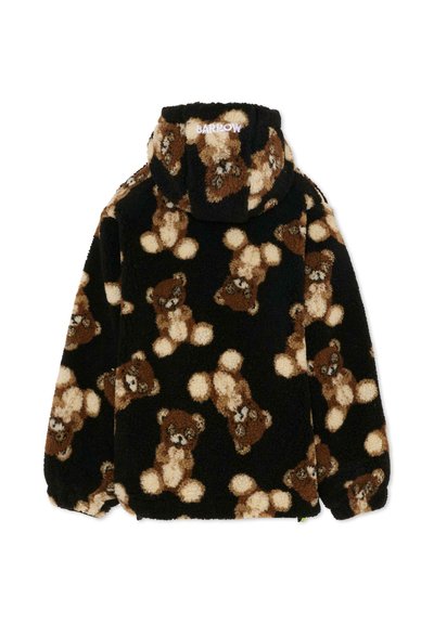 Veste en polaire noire présentant un motif d'ours en peluche marron et crème, avec un col haut et des poignets élastiques pour une finition texturée.