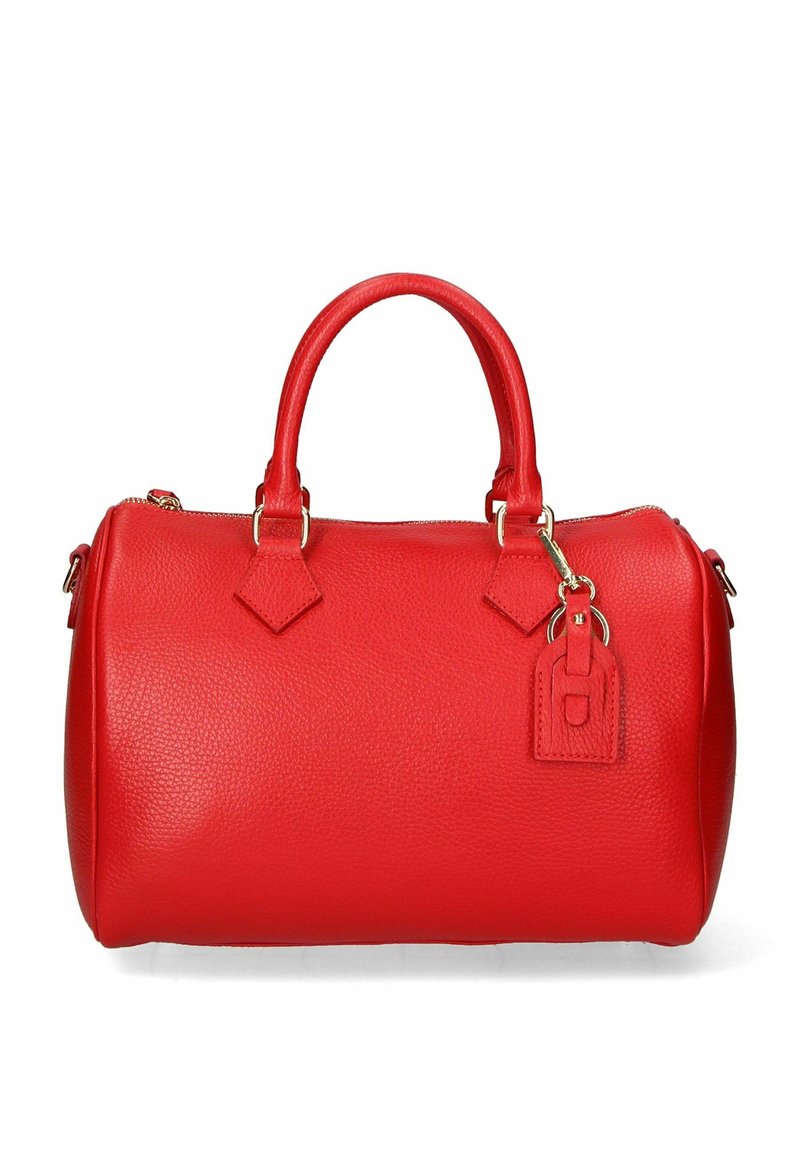 Sac à main en cuir rouge avec deux poignées, une fermeture éclair sur le dessus et une petite étiquette attachée à une poignée, sur fond blanc.