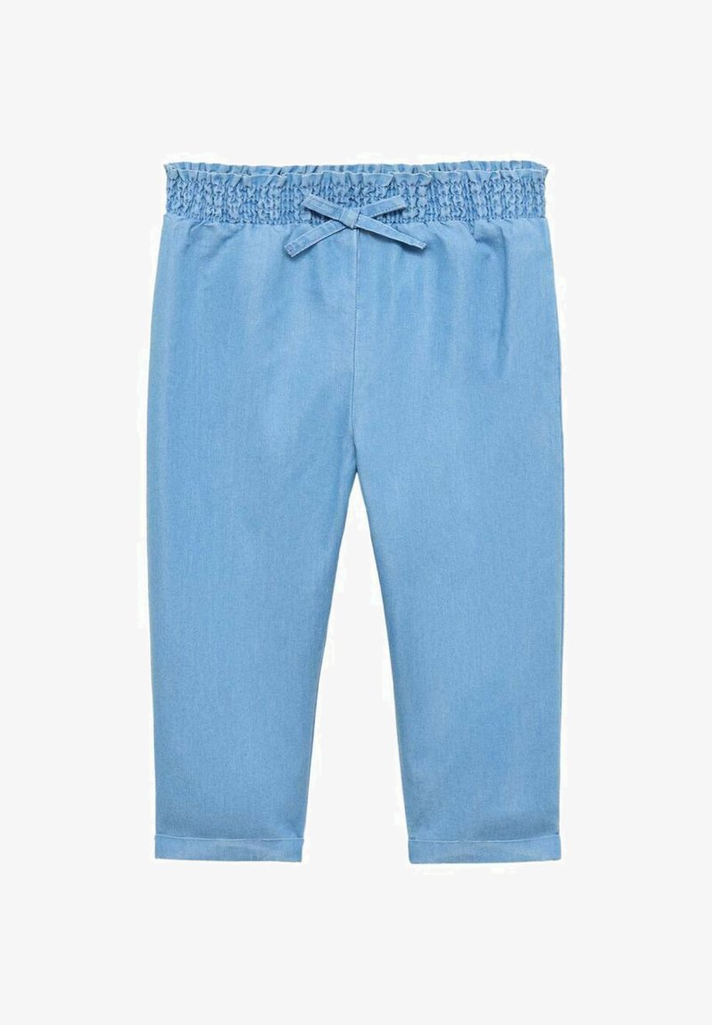 Svijetloplave, lagane traperice s rastezljivim, smocanim strukom i vezicom. Imaju skraćenu dužinu i uproljene nogavice.