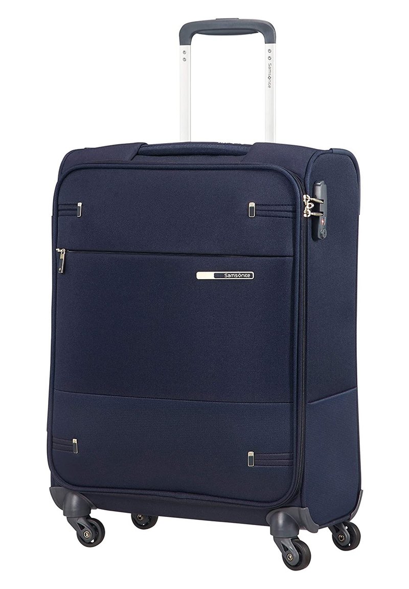 Valigia blu navy con esterno in tessuto testurizzato, quattro ruote, manico estensibile e tasca frontale con zip. Presenta elementi di branding e dettagli in metallo.
