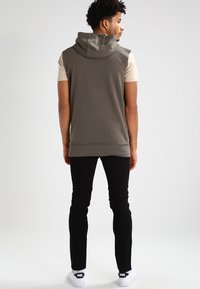 Urban Classics OPEN EDGE SLEEVELESS HOODY - Trükipildiga T-särk - olive